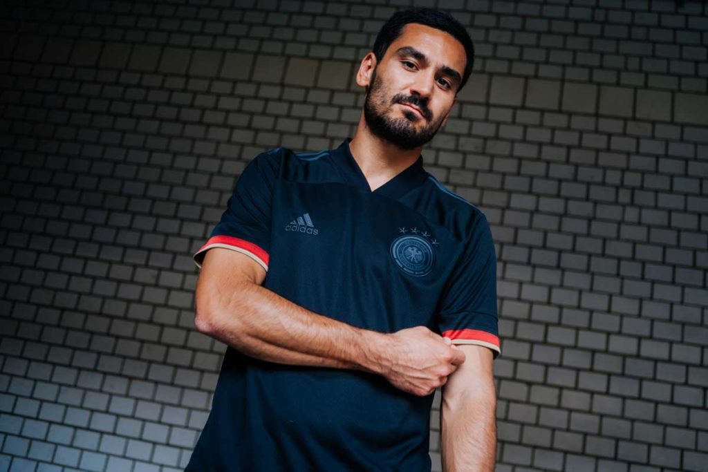 Ilkay Gündogan präsentiert das neue DFB Away Trikot 2021 in Schwarz (Foto adidas/DFB)