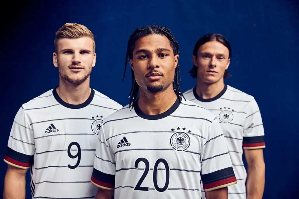 Das neue DFB Trikot zur EM 2020 wird von Timo Werner, Serge Gnabry und Nico Schulz präsentiert.
