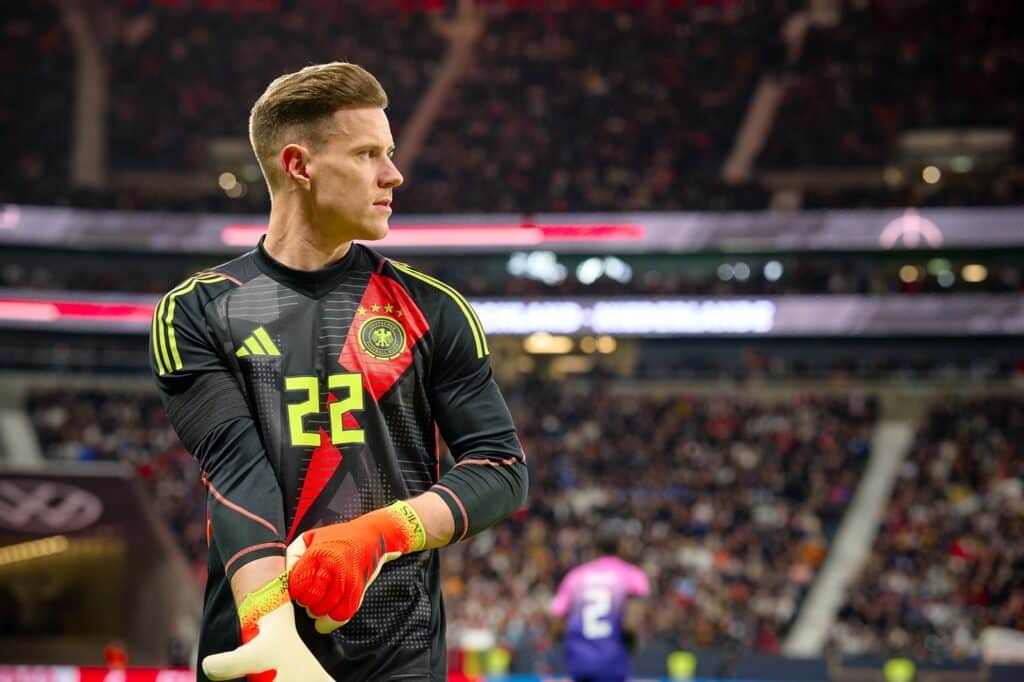 Marc-Andre ter Stegen im neuen DFB Torwarttrikot vertritt als Nummer 1 Manuel Neuer bei den ersten Länderspiele 2024 gegen Frankreich und die Niederlande. (Foto Depositphotos.com)